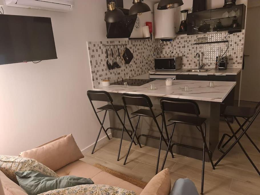 "Linda'S Guest House" Beach House With Private Patio & Hot Tub, 3 Min From The Beach Costa da Caparica Exterior photo